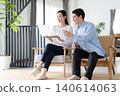 中間夫婦，看著一台電腦，在客廳裡 140614063