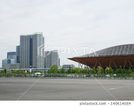 城市景觀包括 Ariake GYM-EX 和高層公寓。 140614084