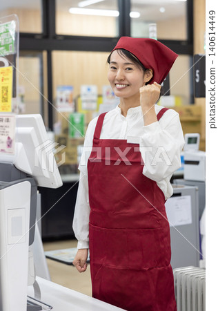 在超市擔任收銀員的兼職女員工。 在超市擔任收銀員的兼職女員工。 140614449