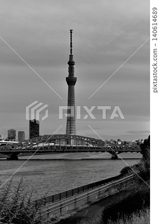 從隅田川露台眺望東京晴空塔和新翻修的白須橋,呈現出黑白照片般的景色。 從隅田川露台眺望東京晴空塔和新翻修的白須橋,呈現出黑白照片般的景色。 140614689