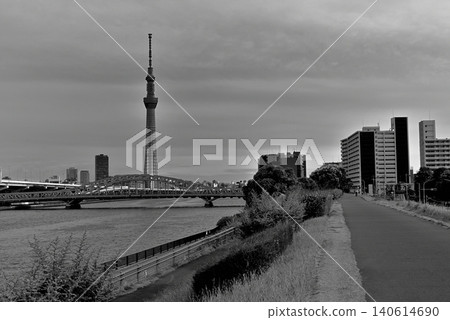 從隅田川露台眺望東京晴空塔和新翻修的白須橋,呈現出黑白照片般的景色。 從隅田川露台眺望東京晴空塔和新翻修的白須橋,呈現出黑白照片般的景色。 140614690
