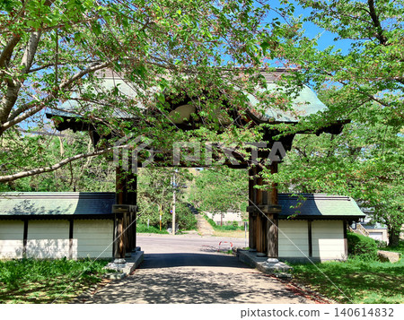 Jodo-shu Shionzan Tenjo-ji Temple Gate, Otaru City, Hokkaido, Fresh Greenery Jodo-shu Shionzan Tenjo-ji Temple Gate, Otaru City, Hokkaido, Fresh Greenery 140614832