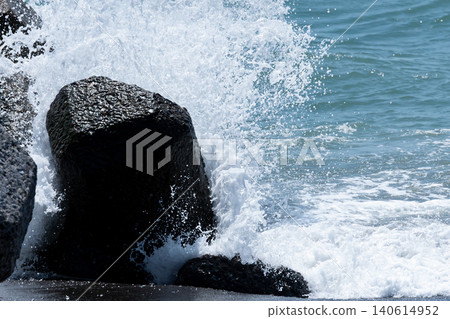海浪拍打著防波堤，濺起陣陣浪花。 140614952