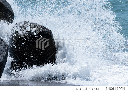 海浪拍打著防波堤，濺起陣陣浪花。 140614954