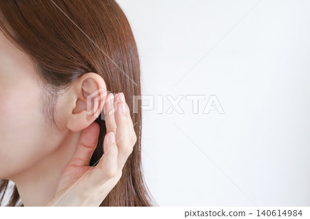 擔心聽力問題的女性 擔心聽力問題的女性 140614984