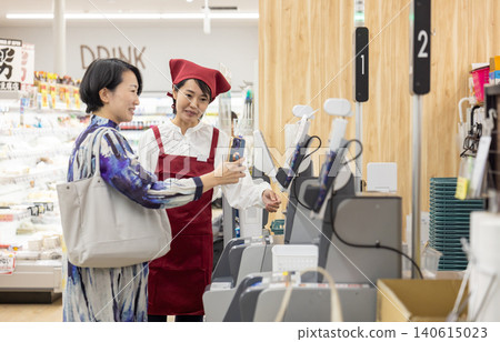 兼職人員負責支援自助結帳系統 兼職人員負責支援自助結帳系統 140615023