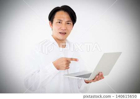 一位身穿白襯衫的中年男子,在白色背景前,被筆記型電腦嚇了一跳。 一位身穿白襯衫的中年男子,在白色背景前,被筆記型電腦嚇了一跳。 140615650