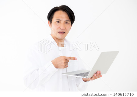 一位身穿白襯衫的中年男子,在白色背景前,被筆記型電腦嚇了一跳。 一位身穿白襯衫的中年男子,在白色背景前,被筆記型電腦嚇了一跳。 140615710