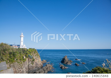 三重縣志摩市大崎燈塔(大崎燈塔):藍天下的燈塔圖像。 三重縣志摩市大崎燈塔(大崎燈塔):藍天下的燈塔圖像。 140615848