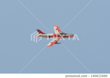 一架日本航空自衛隊T-1B教練機正在繞圈飛行。 一架日本航空自衛隊T-1B教練機正在繞圈飛行。 140615890