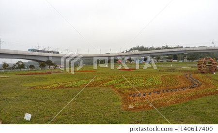 台灣新北-02.05.2019:新北捷運淡海輕軌高架橋在淡水區淡海新市鎮的彎道 140617400