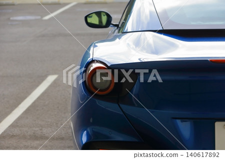 一輛藍色的義大利跑車 一輛藍色的義大利跑車 140617892