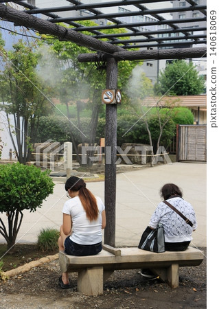 People who are exposed to dry mist, hot days, heat stroke measures, heat stroke prevention People who are exposed to dry mist, hot days, heat stroke measures, heat stroke prevention 140618069