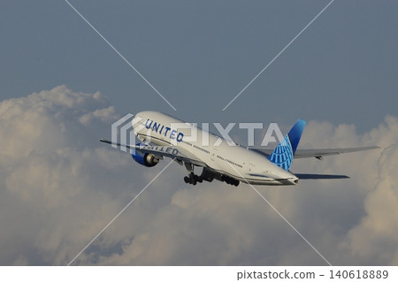 一架客機起飛;一架美聯航飛機正在爬升;羽田機場的景象。 一架客機起飛;一架美聯航飛機正在爬升;羽田機場的景象。 140618889