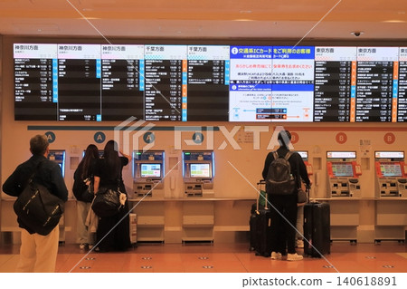 機場巴士售票亭乘客購買巴士票 機場巴士售票亭乘客購買巴士票 140618891