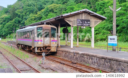 【廣島縣】藝備線列車停靠備後落合站 【廣島縣】藝備線列車停靠備後落合站 140618992