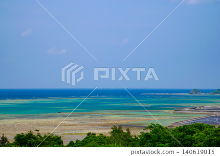 The stunning contrast between the vast blue sea and tidal flats of Ishigaki Island. The stunning contrast between the vast blue sea and tidal flats of Ishigaki Island. 140619015