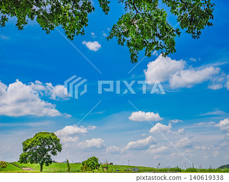 Blue sky, clouds, and the wide Edogawa riverbed Blue sky, clouds, and the wide Edogawa riverbed 140619338