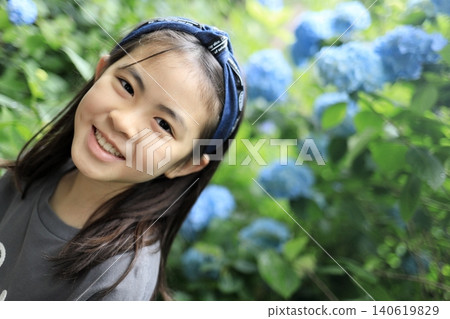 A female elementary school student (10 years old) and hydrangeas A female elementary school student (10 years old) and hydrangeas 140619829