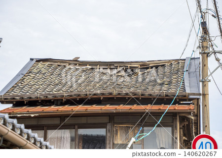 一棟老舊空屋的屋頂發生大規模坍塌。 一棟老舊空屋的屋頂發生大規模坍塌。 140620267