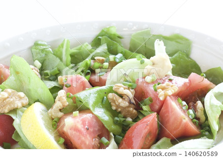 Baby leaf salad with tomatoes and walnuts Baby leaf salad with tomatoes and walnuts 140620589