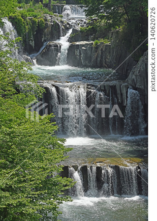 田原瀑布：美麗的層疊瀑布，流經山梨縣鶴市鬱鬱蔥蔥的綠地。 140620726