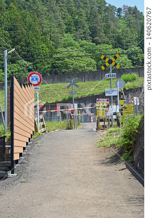 Takishita Crossing: A rare Class 4 level crossing with a manual barrier, located next to Tahara Falls in Tsuru City, Yamanashi Prefecture. Takishita Crossing: A rare Class 4 level crossing with a manual barrier, located next to Tahara Falls in Tsuru City, Yamanashi Prefecture. 140620767