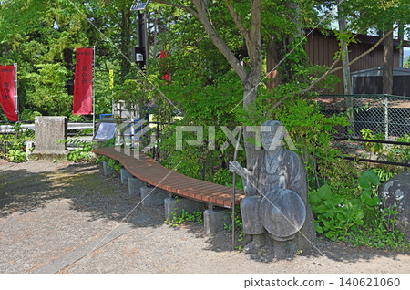 松尾芭蕉雕像和長椅:在山梨縣鶴市田原瀑布廣場,春意盎然的綠意中,矗立著俳句大師松尾芭蕉的石像和休息區。 松尾芭蕉雕像和長椅:在山梨縣鶴市田原瀑布廣場,春意盎然的綠意中,矗立著俳句大師松尾芭蕉的石像和休息區。 140621060