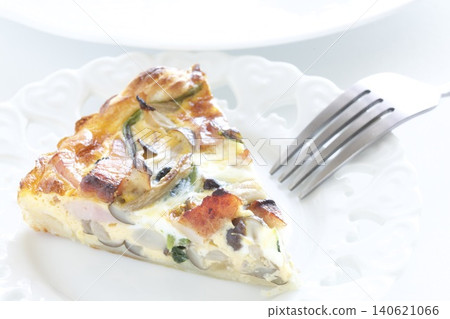 Quiche with chopped spinach and bacon Quiche with chopped spinach and bacon 140621066