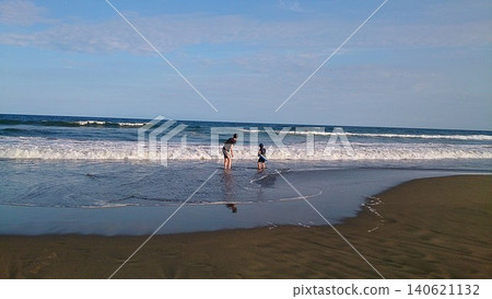 孩子們在海裡玩 140621132
