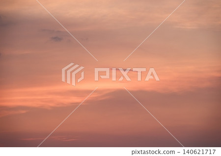 夕陽西下,雲朵和天空呈現出柔和的色彩。 夕陽西下,雲朵和天空呈現出柔和的色彩。 140621717
