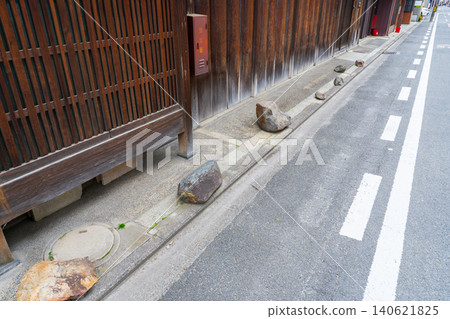 京都市的房屋前擺放著一排排池津石(一種用來驅邪的石頭)。 京都市的房屋前擺放著一排排池津石(一種用來驅邪的石頭)。 140621825