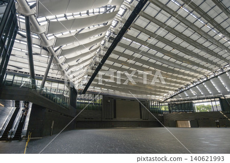 新宿住友大廈三角廣場:位於東京都新宿區西新宿新宿住友大廈內新設立的室內活動空間。 新宿住友大廈三角廣場:位於東京都新宿區西新宿新宿住友大廈內新設立的室內活動空間。 140621993