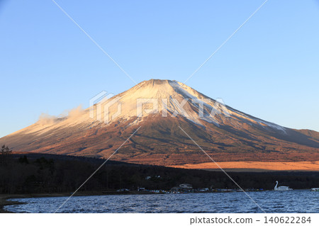 A clear winter sky and the inverted red of the "Child-holding Red" flower as seen from Lake Yamanaka. A clear winter sky and the inverted red of the "Child-holding Red" flower as seen from Lake Yamanaka. 140622284