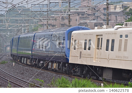東海道本線真鶴站,JR貨運EF65-2127 + Mani 50-2186 + 伊豆急鐵道2100系R-5組 東海道本線真鶴站,JR貨運EF65-2127 + Mani 50-2186 + 伊豆急鐵道2100系R-5組 140622578