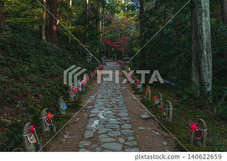 滋賀縣江東市三座寺廟之一的金剛林寺,在通往寺廟的路上矗立著一千尊地藏菩薩像。 滋賀縣江東市三座寺廟之一的金剛林寺,在通往寺廟的路上矗立著一千尊地藏菩薩像。 140622659