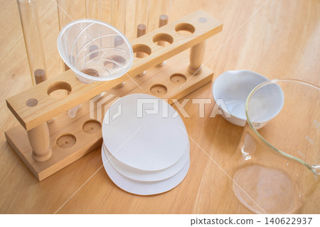 [Table Photo] Image of a chemistry experiment / Science experiment equipment 140622937