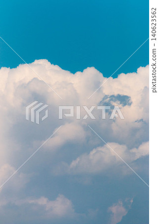 夏日藍天與上升的白色積雨雲（垂直視角） 140623562