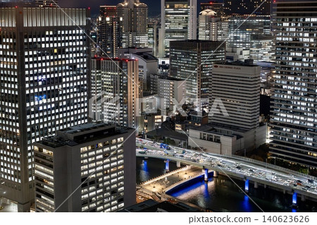 從淀屋橋空中露台欣賞的壯麗夜景。 從淀屋橋空中露台欣賞的壯麗夜景。 140623626