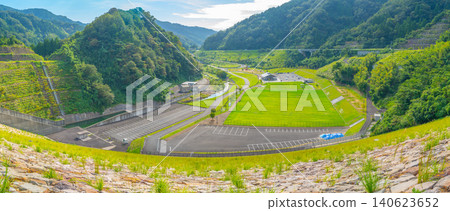 托諾大壩(一座填石壩)及紀念廣場的全景照片。 *拍攝地點已在作品的註釋部分註明。 托諾大壩(一座填石壩)及紀念廣場的全景照片。 *拍攝地點已在作品的註釋部分註明。 140623652