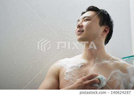 二十多歲的男人在洗澡 二十多歲的男人在洗澡 140624287
