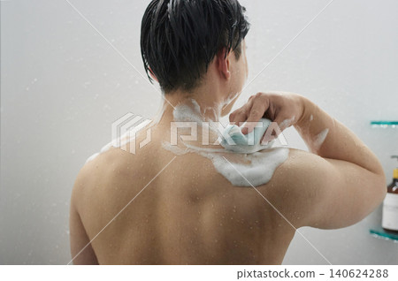 二十多歲的男人在洗澡 140624288