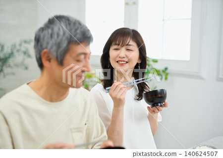 一對六十多歲的夫婦正在享用美味的早餐。 一對六十多歲的夫婦正在享用美味的早餐。 140624507