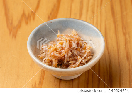 一道清爽可口的美味佳餚,由酥脆的鯊魚軟骨與醃梅醬混合而成:梅子醬。 一道清爽可口的美味佳餚,由酥脆的鯊魚軟骨與醃梅醬混合而成:梅子醬。 140624754
