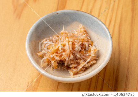 一道清爽可口的美味佳餚,由酥脆的鯊魚軟骨與醃梅醬混合而成:梅子醬。 一道清爽可口的美味佳餚,由酥脆的鯊魚軟骨與醃梅醬混合而成:梅子醬。 140624755