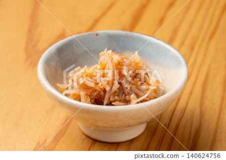 一道清爽可口的美味佳餚,由酥脆的鯊魚軟骨與醃梅醬混合而成:梅子醬。 一道清爽可口的美味佳餚,由酥脆的鯊魚軟骨與醃梅醬混合而成:梅子醬。 140624756