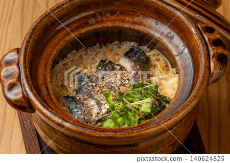 A luxurious kamameshi (rice cooked in a pot) featuring the perfect balance of tanginess and umami from vinegared mackerel. 140624825