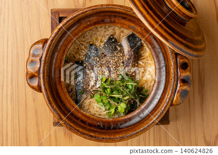 A luxurious kamameshi (rice cooked in a pot) featuring the perfect balance of tanginess and umami from vinegared mackerel. A luxurious kamameshi (rice cooked in a pot) featuring the perfect balance of tanginess and umami from vinegared mackerel. 140624826