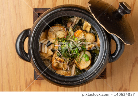 Freshly cooked kamameshi (rice cooked in a pot) packed with the aroma of the sea and the rich flavor of scallops. 140624857