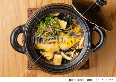 時令釜飯,選用飽滿鮮嫩、烹調完美的西班牙鯖魚。 時令釜飯,選用飽滿鮮嫩、烹調完美的西班牙鯖魚。 140624867